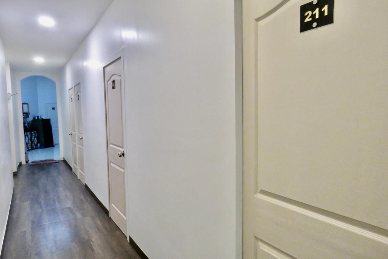 Hotel Shabana - Colaba Causeway Bombaj Zewnętrze zdjęcie