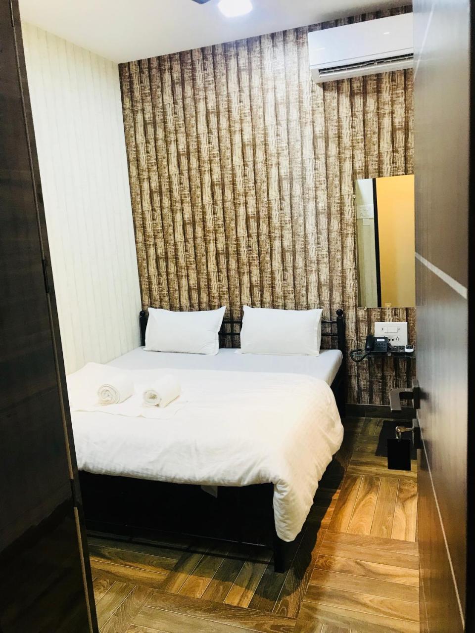 Hotel Shabana - Colaba Causeway Bombaj Zewnętrze zdjęcie