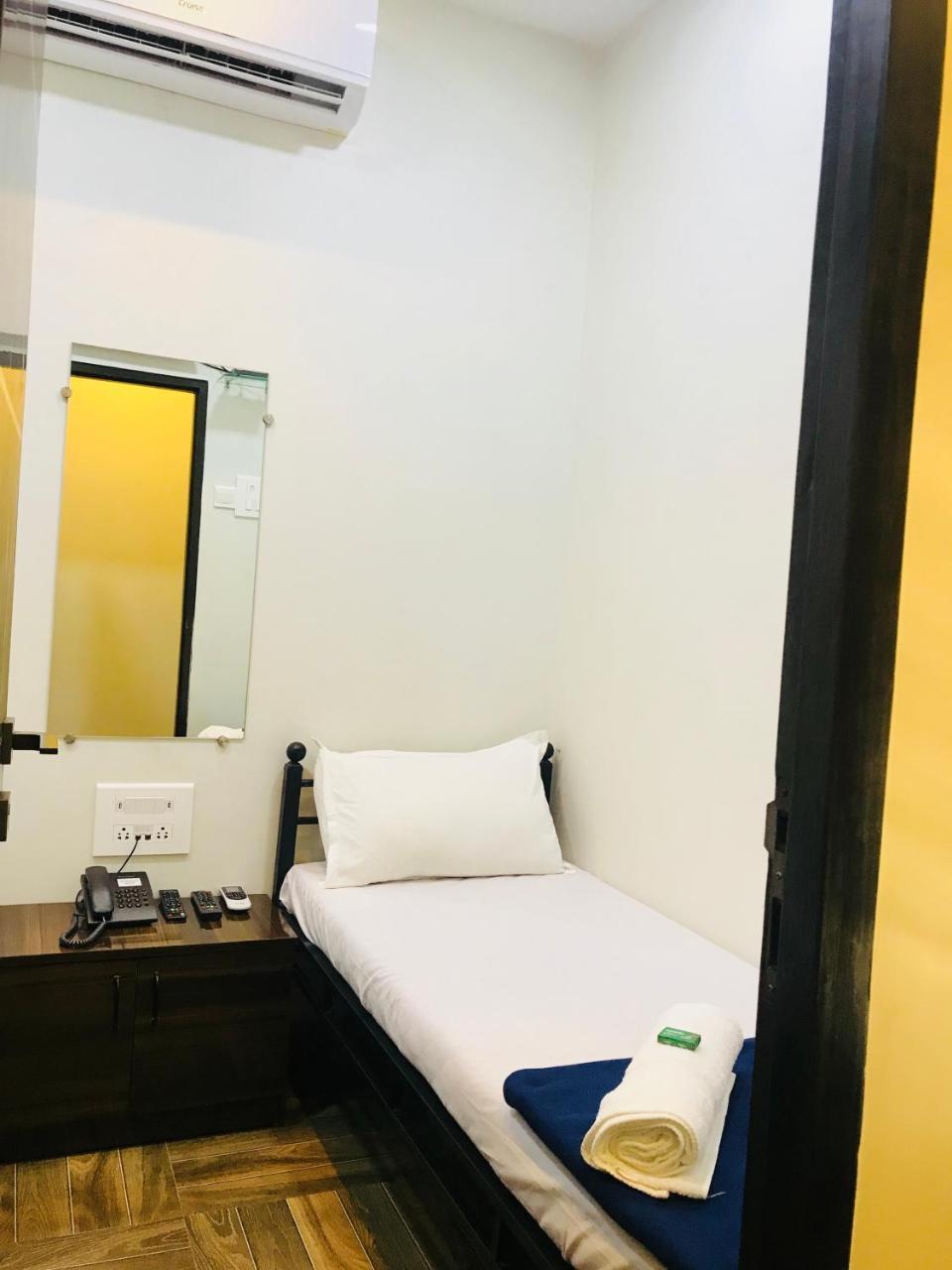 Hotel Shabana - Colaba Causeway Bombaj Zewnętrze zdjęcie