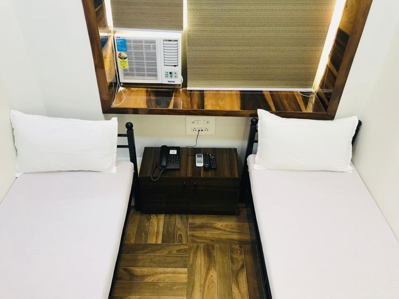 Hotel Shabana - Colaba Causeway Bombaj Zewnętrze zdjęcie
